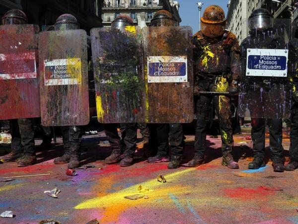 Catalan regional police 'Mossos D'Esquadra' officers covered in paint stand guard after clashing with separatist protesters during a counter-protest against a demonstration in support of Spanish police in Barcelona on September 29, 2018. 
Pau Barrena / AFP