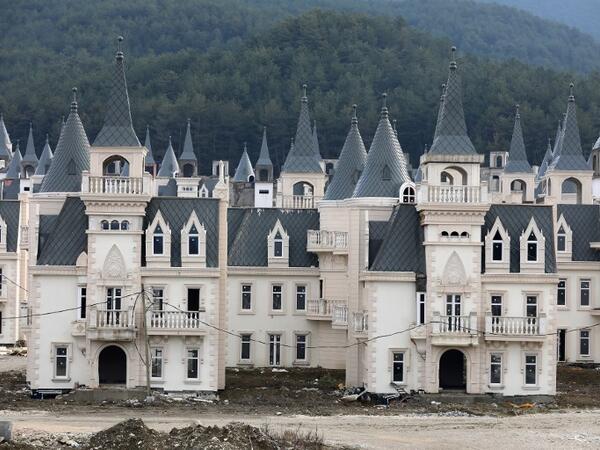 A photo shows hundreds of houses part of the Sarot Group's Burj Al Babas project  close to the town centre of Mudurnu in the Bolu northwestern region. 
Adem ALTAN / AFP