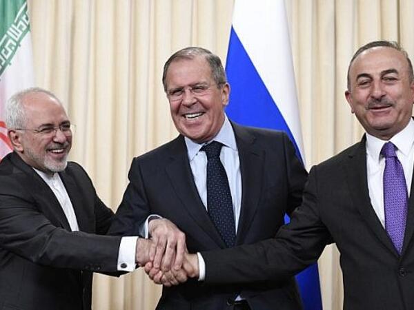 Russian Foreign Minister Sergei Lavrov (C), his Iranian counterpart Mohammad Javad Zarif (L) and Turkish Foreign Minister Mevlut Cavusoglu shake hands at the end of a joint press conference following their talks in Moscow on April 28, 2018. (AFP PHOTO / Alexander NEMENOV)
