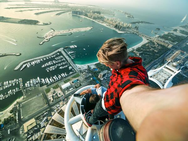 Selfies on Dubai skyscraper (i.ytimg.com)