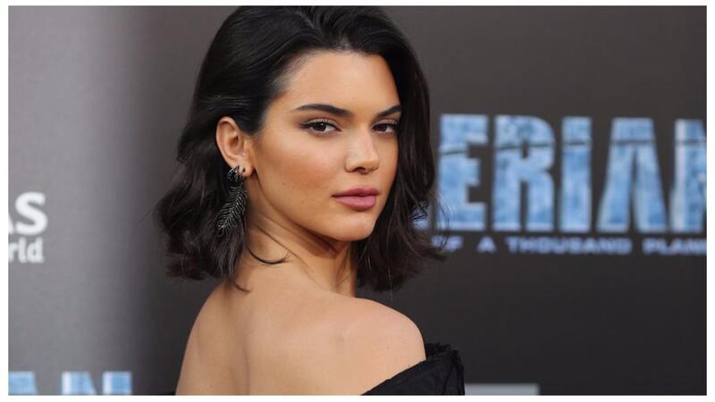 كيندال جينر تستعرض جمالها الطبيعي دون مكياج للترويج لعلامتها الجديدة