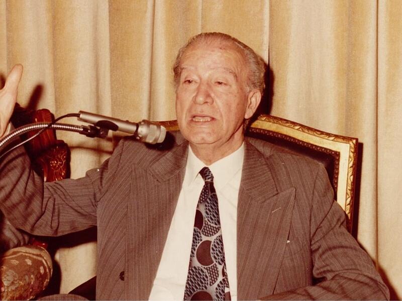الشاعر السوري عمر أبو ريشة.