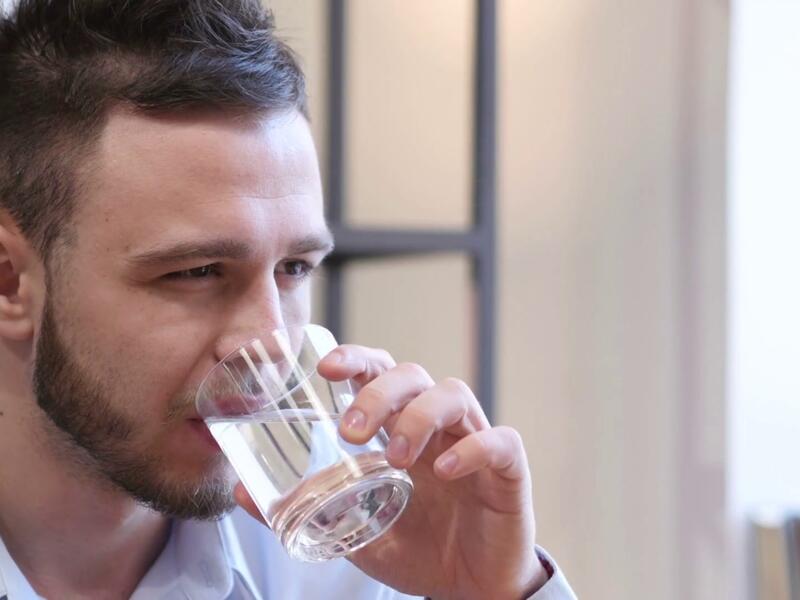 شرب كميات كبيرة من المياه خلال فتره السحور دفعة واحدة مضر ولا يمنع الشعور بالعطش