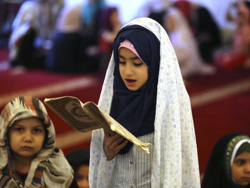 Iraqi children learn to read from the Koran at the shrine of the Sunni Sheikh Abdul Qadir al-Jilani in Baghdad on May 28, 2019, during the holy Muslim month of Ramadan.  AHMAD AL-RUBAYE / AFP