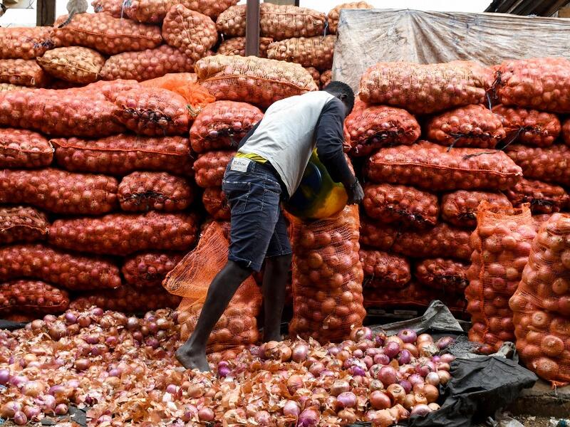 A seller packs onions in a bag in Camberene market in Dakar, on June 2, 2019. Onions are quite popular in Senegal during the Eid al-Fitr holiday, which marks the end of the fasting month of Ramadan. Onions sellers usually raise their prices, provoking consumers' protest. Seyllou / AFP