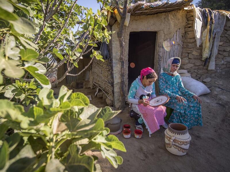 The Sumano association, which promotes Moroccan tribal women's handicrafts, places orders with the potters, buys the works, transports them to Spain and sells them at 20 times the local price on its website, promising to redistribute the income locally "when the business becomes profitable". FADEL SENNA / AFP