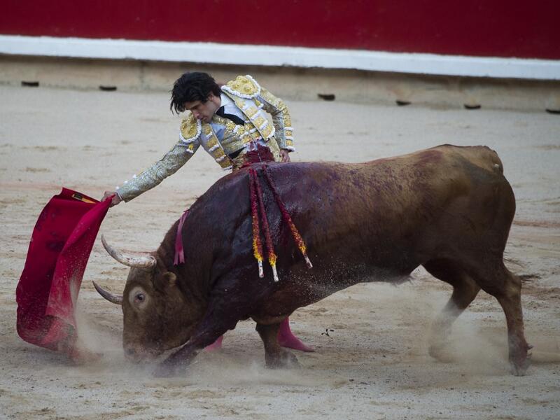 Spanish matador Alberto Lopez Simon performs a pass to a Puerto de San Lorenzo's fighting bull during the first bullfight of the San Fermin Festival in Pamplona, on July 7, 2019.  JAIME REINA / AFP