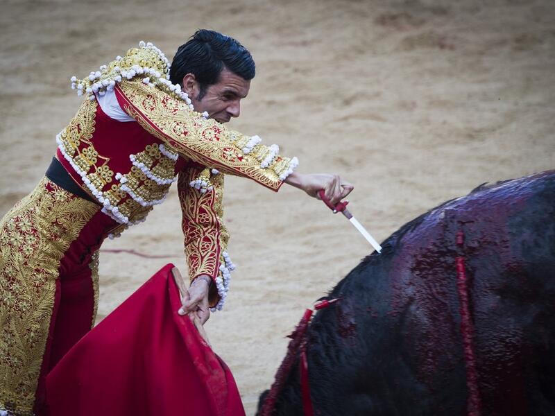Spanish matador Emilio de Justo stabs a Puerto de San Lorenzo's fighting bull with a sword during the first bullfight of the San Fermin Festival in Pamplona, on July 7, 2019.  JAIME REINA / AFP