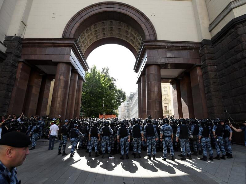 Riot police officers and servicemen of the Russian National Guard confront protesters during an unauthorised rally demanding independent and opposition candidates be allowed to run for office in local election in September, in downtown Moscow on July 27, 2019.  Kirill KUDRYAVTSEV / AFP