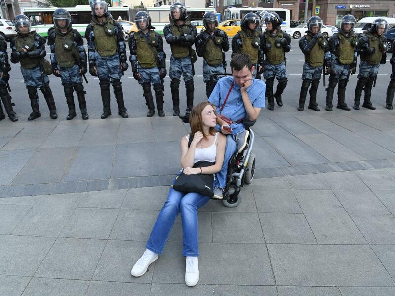 Servicemen of the Russian National Guard stand in line along Moscow's Tverskaya street during an unauthorised rally demanding independent and opposition candidates be allowed to run for office in local election in September, in downtown Moscow on July 27, 2019.  Kirill KUDRYAVTSEV / AFP