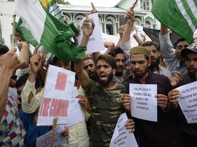 Protesters shout slogans at a rally against the Indian government's move to strip Jammu and Kashmir of its autonomy and impose a communications blackout, in Srinagar on August 16, 2019. (STR / AFP) Protesters shout slogans at a rally against the Indian government's move to strip Jammu and Kashmir of its autonomy and impose a communications blackout, in Srinagar on August 16, 2019. (STR / AFP)