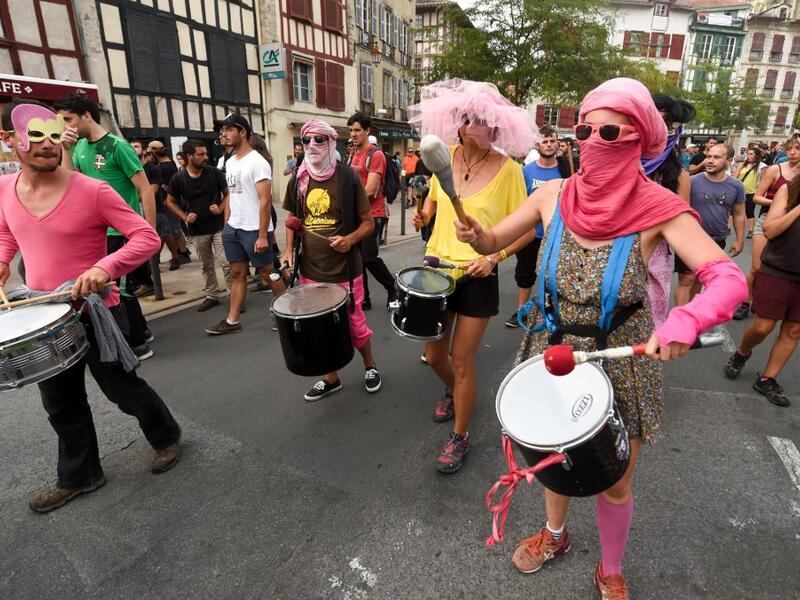 People play drums during a demonstration in Bayonne, south-west France on August 24, 2019, on the sidelines of the annual G7 Summit attended by the leaders of the world's seven richest democracies. GAIZKA IROZ / AFP