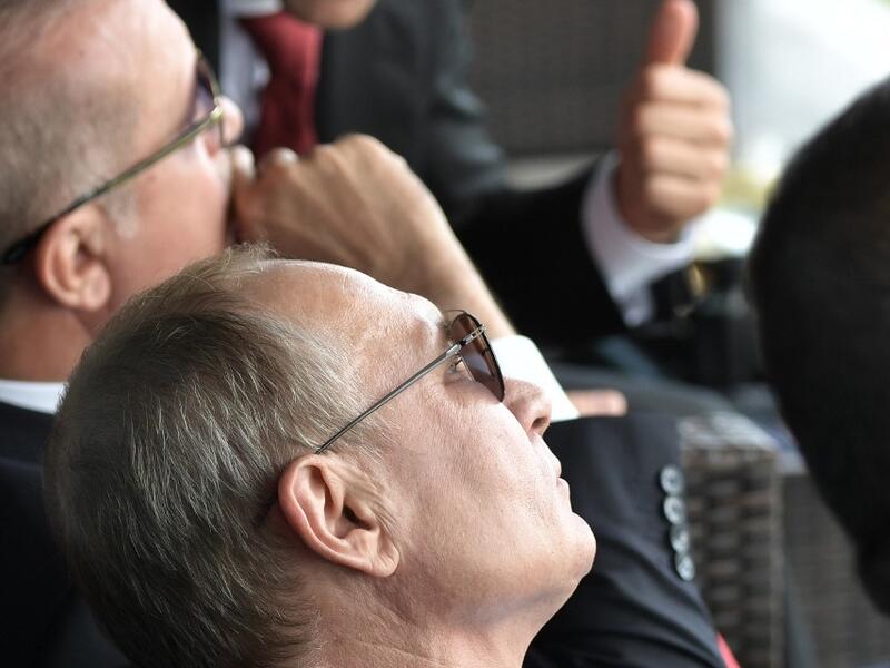 Turkish President Recep Tayyip Erdogan (L) and his Russian counterpart Vladimir Putin (R) watch an air show during the MAKS-2019 International Aviation and Space Salon opening ceremony in Zhukovsky outside Moscow on August 27, 2019.  Alexey NIKOLSKY / SPUTNIK / AFP