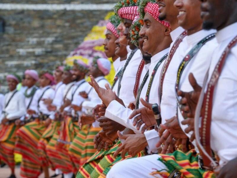 The flower men of the Habala Mountains are part of a tribal group that has lived in the area for more than 2,000 years  (vice.com)