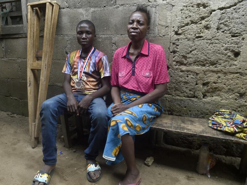 In front of chess boards in Lagos, children are busy, concentrating. They are thinking about the next move they will make, as part of a project that is supposed to bring hope to a slum in Nigeria's megapolis.  PIUS UTOMI EKPEI / AFP