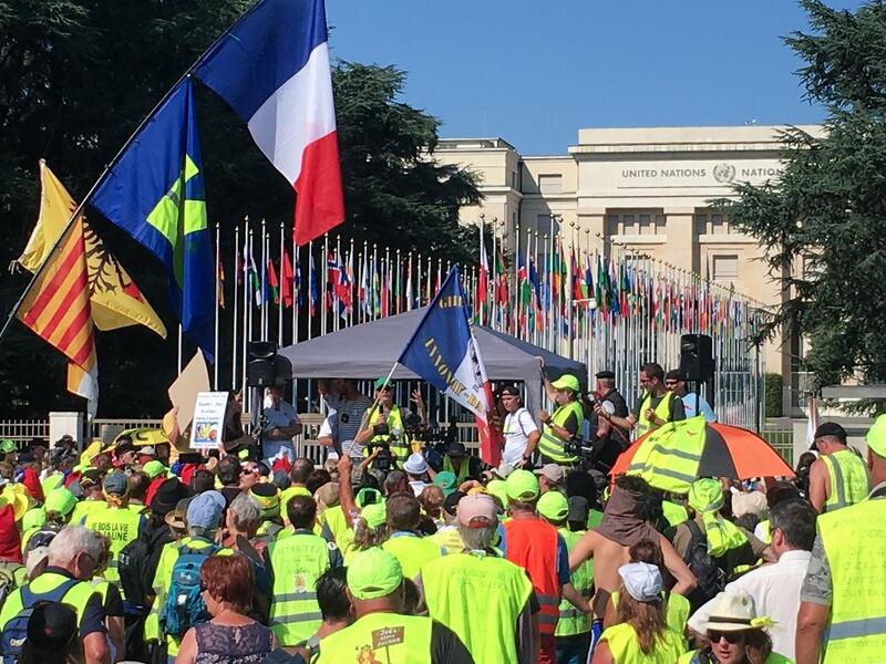 Members of the 'Yellow vests' mouvement protest in front of the United Nations office in Geneva against the police violence in France and the use of the LBD40 weapon manufactured in Switzerland, on August 31, 2019 in Geneva. ELOI ROUYER / AFP