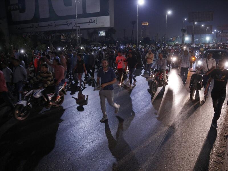 Egyptian protesters shout slogans as they take part in a protest calling for the removal of President Abdel Fattah al-Sisi in Cairo's downtown on September 20, 2019.STR / AFP