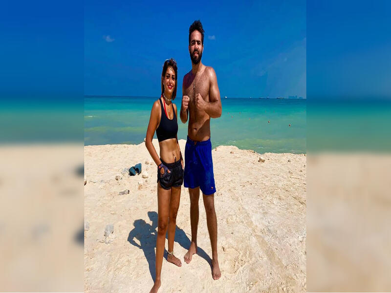 Menna closing fight with her personal coach on the beach in the North Coast source @manoushafadali instagram