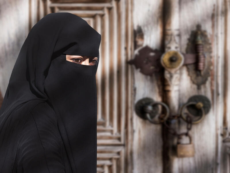 Women wearing niqab (Shutterstock)	