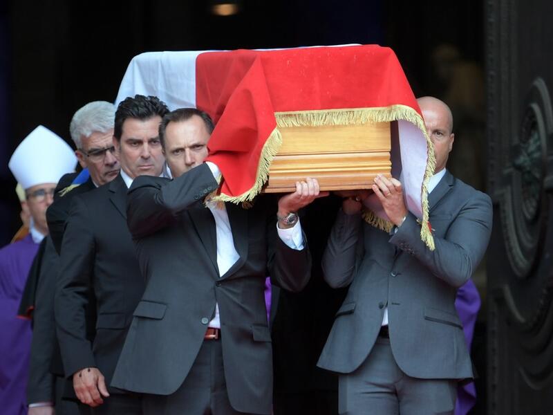 The coffin of former French President Jacques Chirac, covered with the French national flag, is carried by pall bearers as it leaves the Saint-Sulpice church in Paris Eric FEFERBERG / AFP