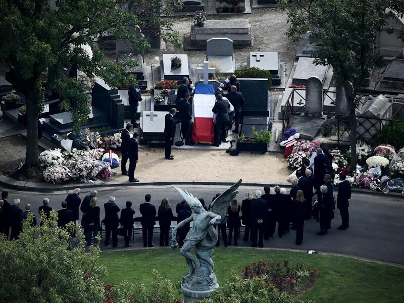 A general view shows relatives attending the private burial for former French President Jacques Chirac at the Montparnasse Cemetery in Paris on September 30, 2019.  Philippe LOPEZ / AFP