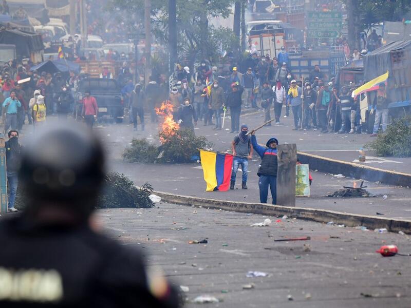 Demonstrators confront riot police during clashes around the national assembly in Quito on October 8, 2019 following days of protests against the sharp rise in fuel prices sparked by authorities' decision to scrap subsidies. Martin BERNETTI / AFP