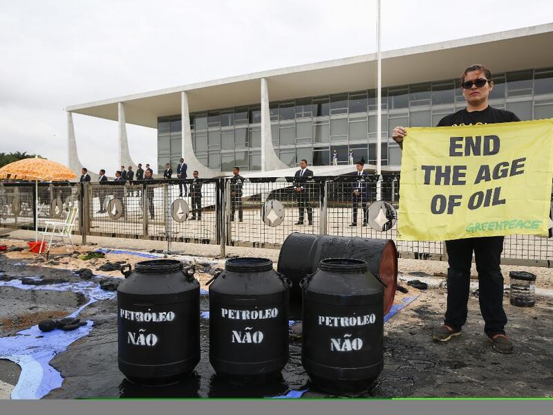 Greenpeace activists demonstrate in front of Planalto Palace in Brasilia, Brazil, Wednesday, October 23, 2019. Sérgio Lima / AFP