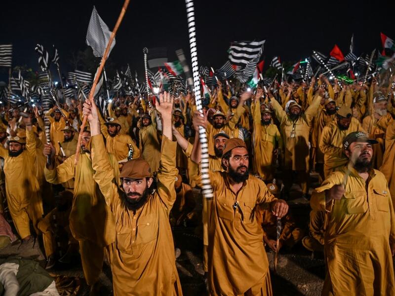  Supporters of Islamic political party Jamiat Ulema-e-Islam (JUI-F) react as they listen to the speech of their leader Maulana Fazlur Rehman during an anti-government "Azadi (Freedom) March" in Islamabad Aamir QURESHI / AFP