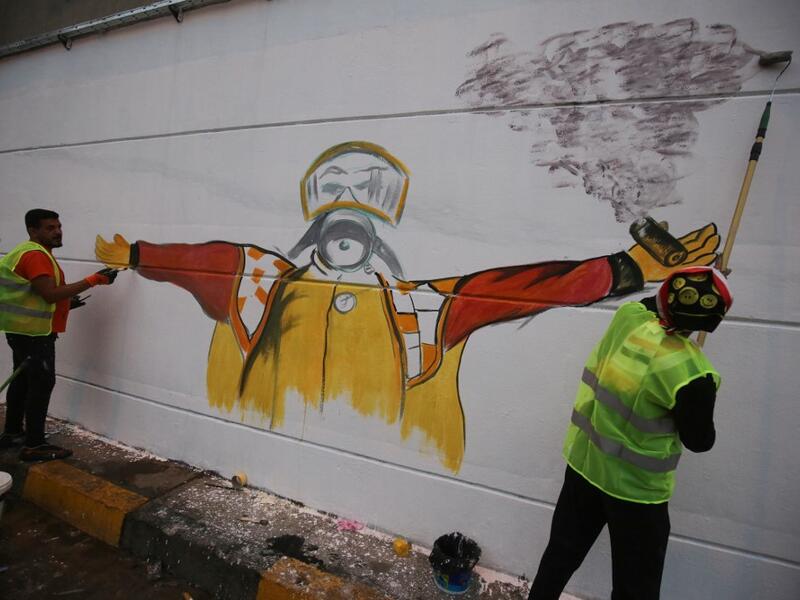 Iraqi protesters paint a mural at Baghdad's Tahrir square during ongoing anti-government demonstrations on November 2, 2019. Iraqi security forces clashed with anti-government protesters in the early hours of Saturday near the capital's Tahrir Square, leaving one demonstrator dead and dozens more wounded, medical sources said. AHMAD AL-RUBAYE / AFP
