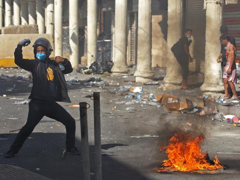 Iraqi protesters clash with security forces in the capital Baghdad during ongoing anti-government demonstrations on November 8, 2019. Anti-government protests entered their third week today amid fresh bloodshed, but leaders appeared to have closed rank around the country's embattled premier. AHMAD AL-RUBAYE / AFP