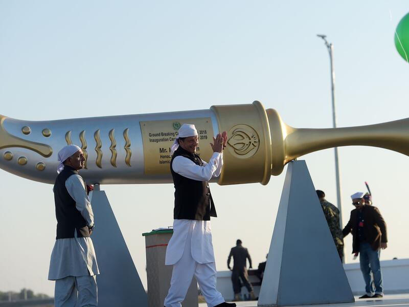 Hundreds of Indian Sikhs made a historic pilgrimage to Pakistan, crossing through a white gate to reach one of their religion's holiest sites (Twitter)