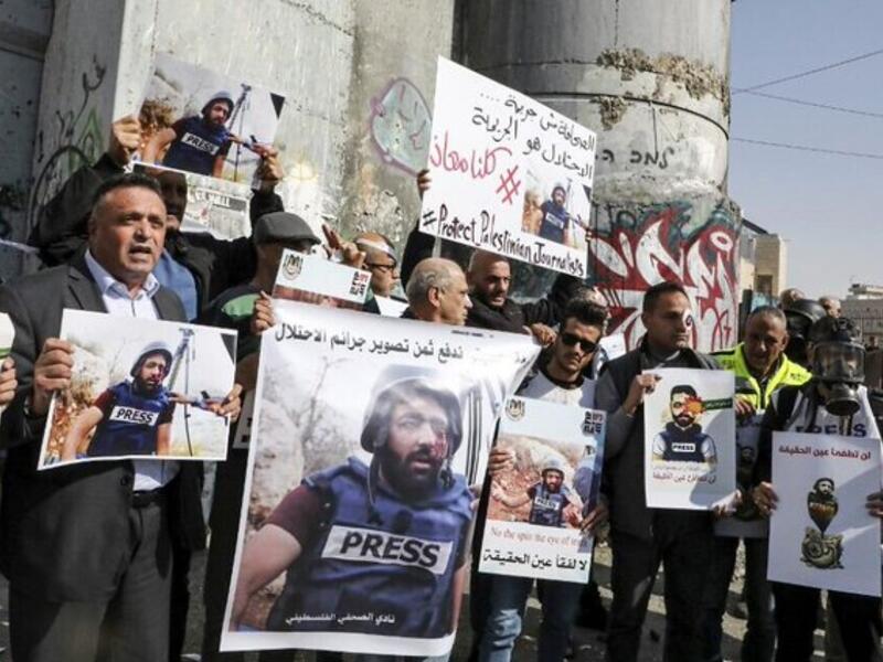 Palestinian journalists launch a campaign  in solidarity with photojournalist Muath Amarneh who lost his left eye because of an Israeli bullet while covering protests in Hebron on 15 November (Twitter)