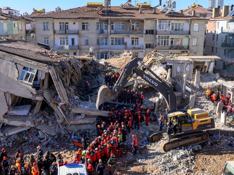 Rescue workers remove corpses from the rubble of a building after an earthquake in Elazig, eastern Turkey, on January 26, 2020.  (AFP/ File Photo)