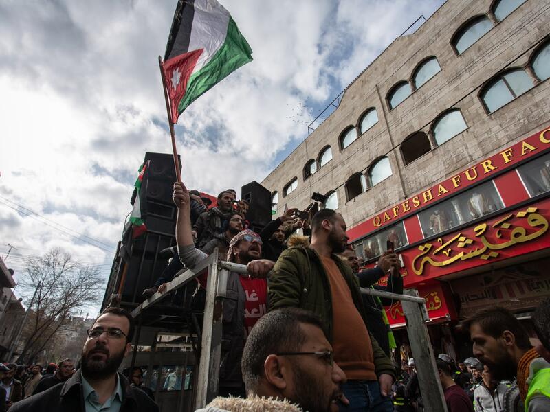 The Jordanian flag-waving protesters also threatened to overthrow the government if it sticks by the gas deal. Twitter