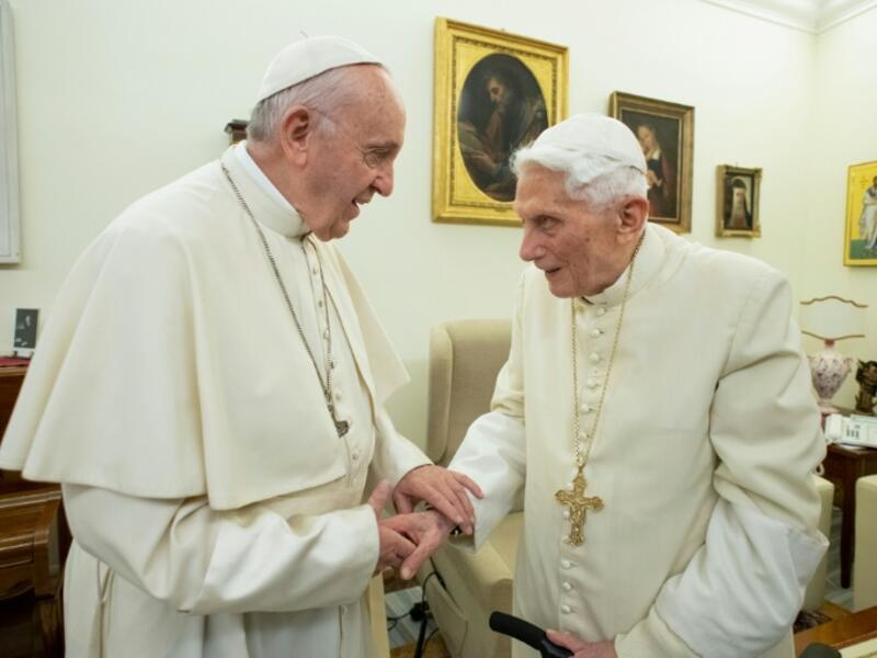 Retired Pope Benedict XVI (right) is pictured with Pope Francis (left) in the Vatican, in 2017. (VATICAN MEDIA/AFP / Handout)