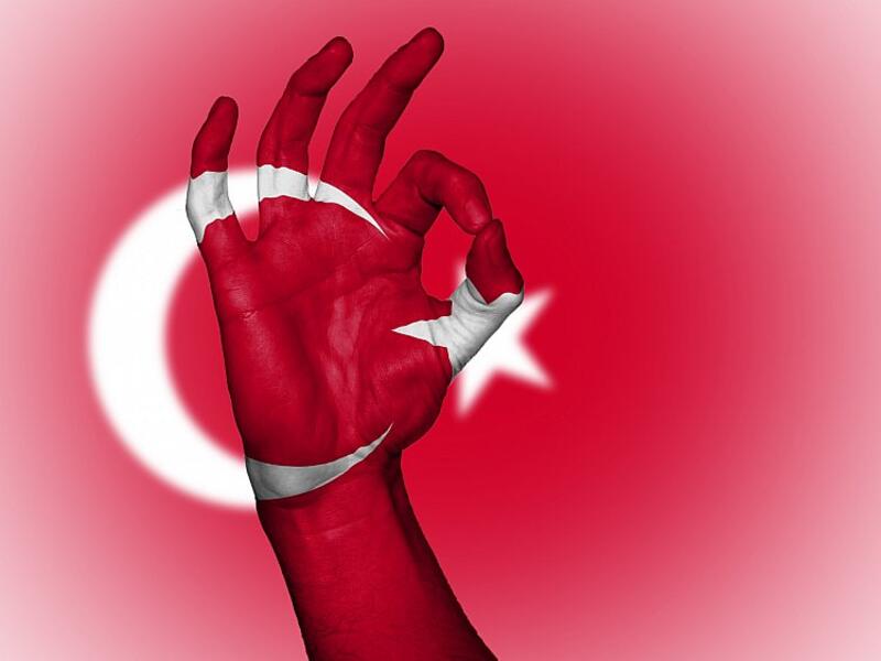 في تركيا لا تشر إلى أي شخص بإشارة "OK"، بضم الإبهام على السبابة ورفع بقية أصابع اليدِ لأعلى، لأنها تعتبر إشارة بذيئة.