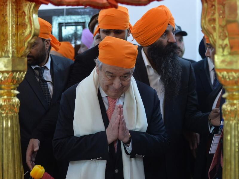 United Nations Secretary-General Antonio Guterres (C) pays his respects during a visit to the Sikh Shrine of Baba Guru Nanak Dev at Gurdwara Darbar Sahib in the Pakistani town of Kartarpur, near the Indian border, on February 18, 2020. Aamir QURESHI / AFP