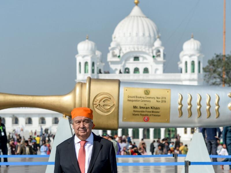 United Nations Secretary-General Antonio Guterres poses for a photograph during his visit of the Sikh Shrine of Baba Guru Nanak Dev at the Gurdwara Darbar Sahib in Kartarpur near the Pakistan-India border, on February 18, 2020. Aamir QURESHI / AFP