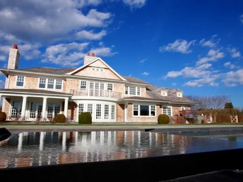 5. Four Fairfield Pond, New York, USA