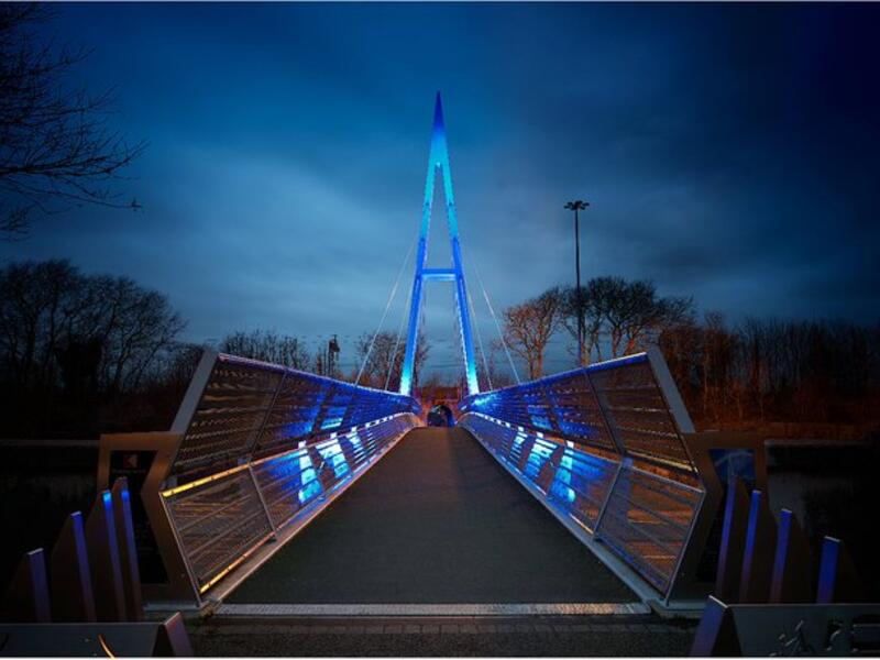the Greystone Bridge goes also blue for UK NHS staff fighting coronavirus. (Twitter)