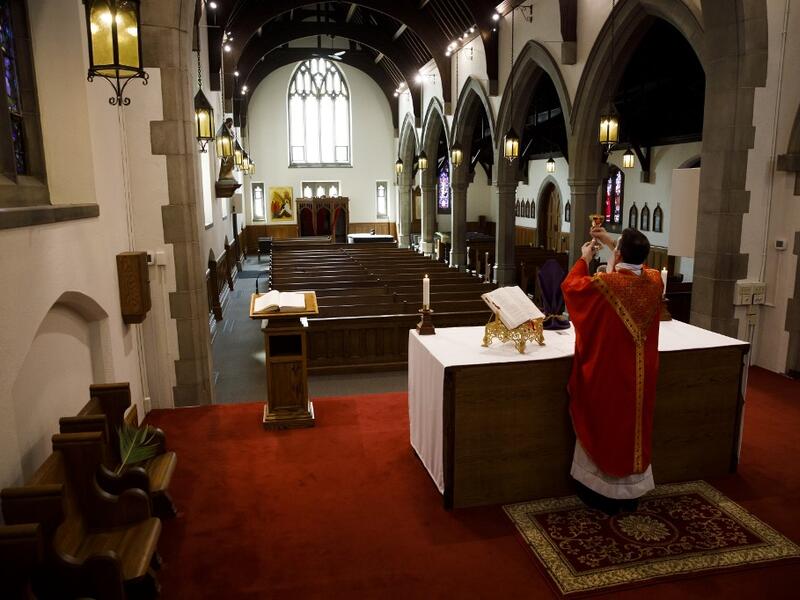 Father Peter Turrone leads a Palm Sunday mass to an empty church at the St. Thomas Aquinas Catholic Church on April 5, 2020 in Toronto, Canada. Cole Burston / GETTY IMAGES NORTH AMERICA / Getty Images via AFP