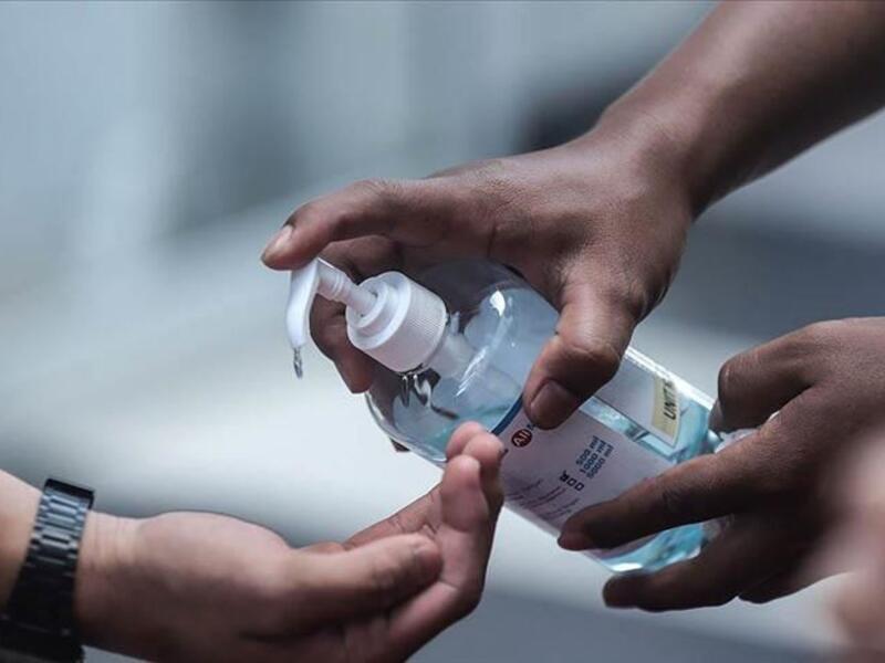 الوقاية تحمي من الإصابة: إذا اتبعت النصائح المعتادة فسوف تحمي نفسك من فيروس كورونا"، وما عليك سوى غسل يديك جيدًا بالماء والصابون، وحافظ على مسافة لا تقل عن مترين من الشخص الآخر، وأخيرًا (ابقى في المنزل).