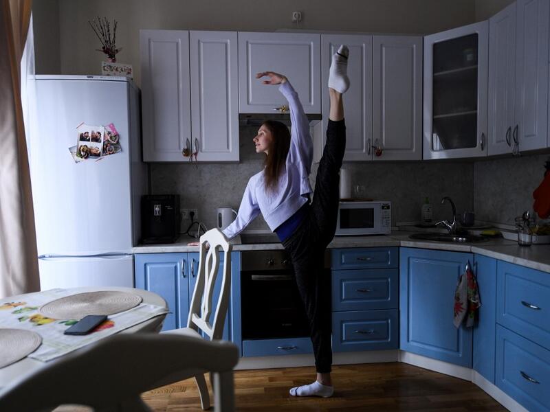Bolshoi ballet dancers Margarita Shrainer and Igor Tsvirko have placed a linoleum mat and a barre. Since the start of the lockdown, the couple, both soloists in the legendary troupe, have largely used their own initiative to keep up their dance skills at home. Kirill KUDRYAVTSEV / AFP