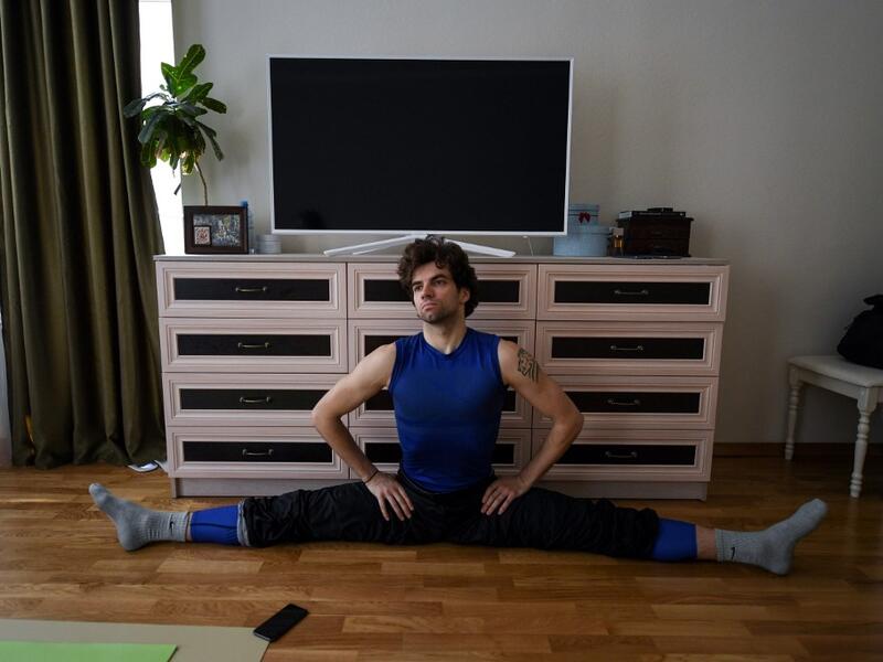 Bolshoi theatre leading soloist Igor Tsvirko takes part in a training session in his apartment in Moscow on April 29, 2020 during a strict lockdown in Russia to stop the spread of the COVID-19 infection caused by the novel coronavirus. Kirill KUDRYAVTSEV / AFP