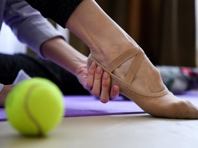 In the middle of their bedroom, Bolshoi ballet dancers Margarita Shrainer and Igor Tsvirko have placed a linoleum mat and a barre. Since the start of the lockdown, the couple, both soloists in the legendary troupe, have largely used their own initiative to keep up their dance skills at home. Kirill KUDRYAVTSEV / AFP