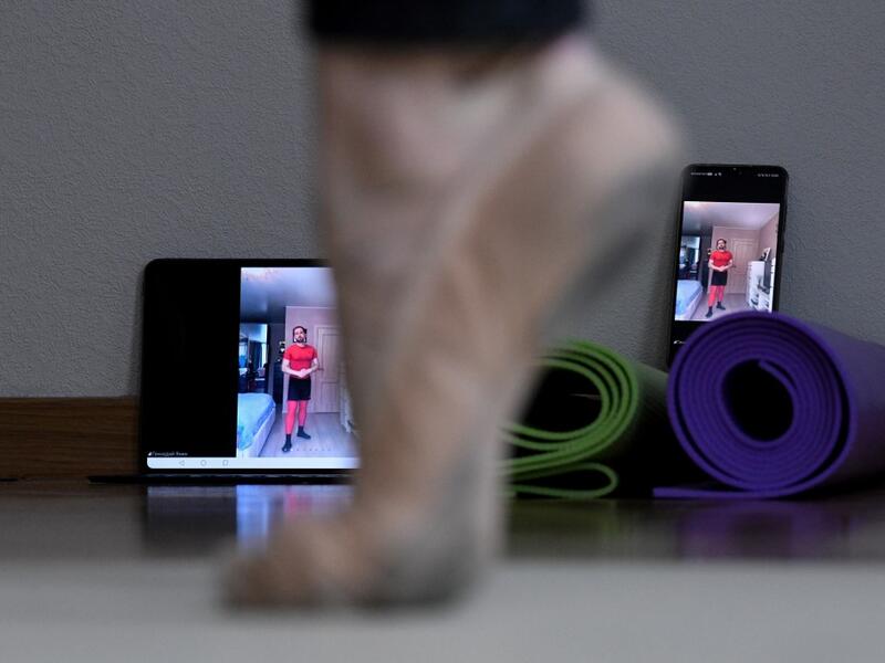 In the middle of their bedroom, Bolshoi ballet dancers Margarita Shrainer and Igor Tsvirko have placed a linoleum mat and a barre. Since the start of the lockdown, the couple, both soloists in the legendary troupe, have largely used their own initiative to keep up their dance skills at home. Kirill KUDRYAVTSEV / AFP