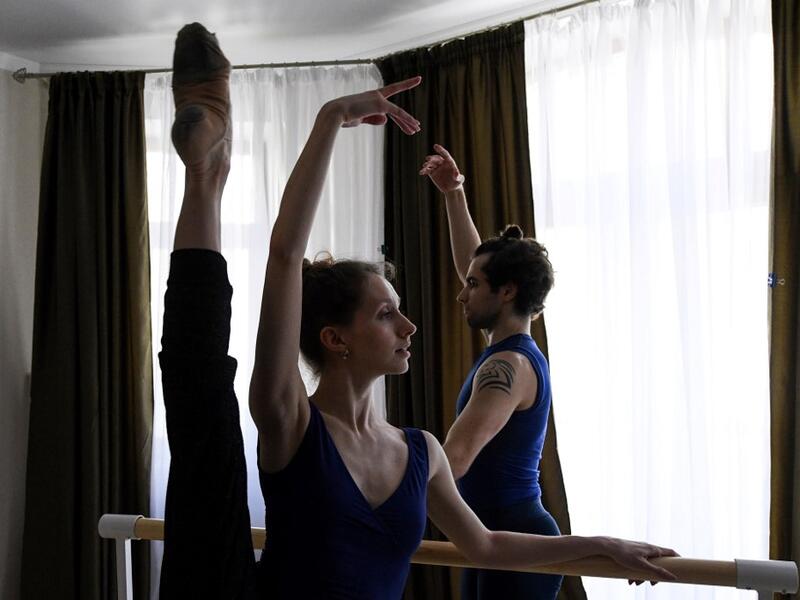 Bolshoi theatre leading soloist Igor Tsvirko and first soloist Margarita Shrainer attend a lesson in their apartment in Moscow on April 29, 2020 during a strict lockdown in Russia to stop the spread of the COVID-19 infection caused by the novel coronavirus. Kirill KUDRYAVTSEV / AFP