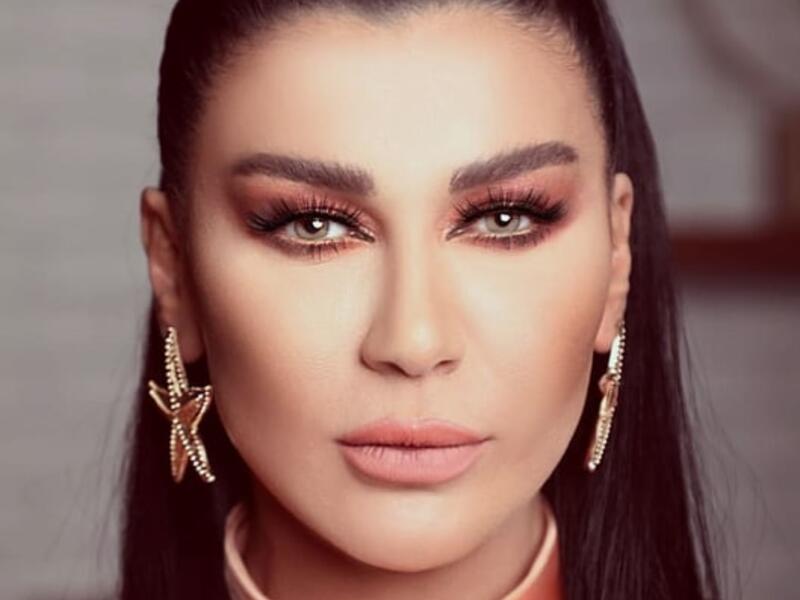نادين الراسي تستقبل الصيف بالبكيني وفي أحضان خطيبها!