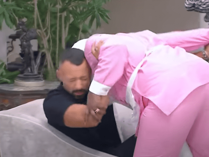 خادمة فيفي عبده تقبل أحمد فهمي..فيديو صادم!