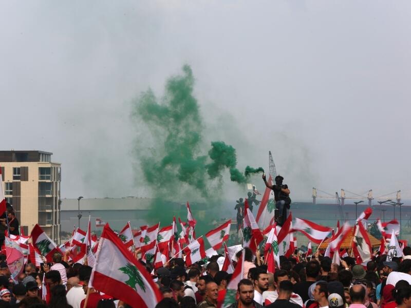 Lebanese protesters rally in downtown Beirut against tax increases and official corruption. (AFP photo)